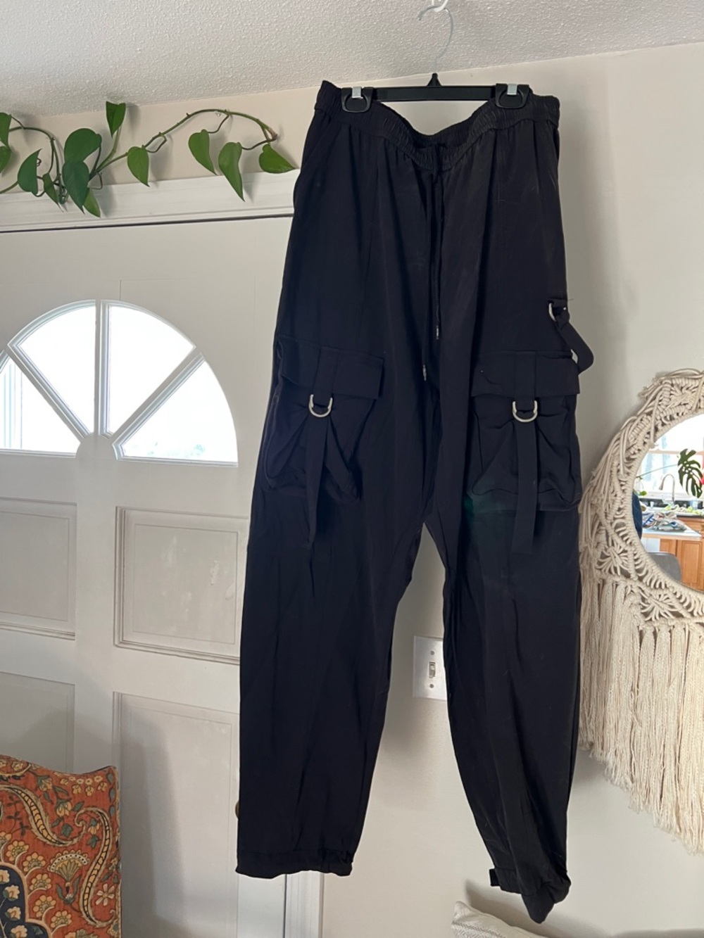 ALO Yoga Women’s Black Cargo Jogger Pants with Utility Rings